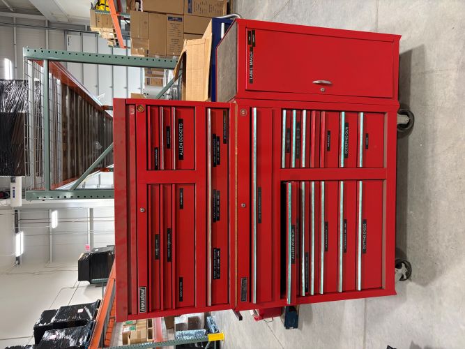 International (Red) Toolbox with attached side box - Image 1